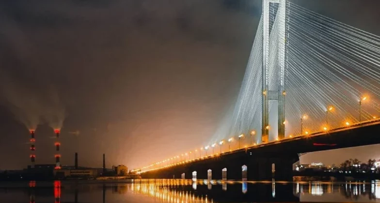 Південний міст у Києві у вечорі