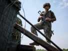 Український військовослужбовець на позиції на лінії фронту під час російського наступу на Україну поблизу Бахмута