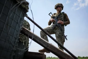 Український військовослужбовець на позиції на лінії фронту під час російського наступу на Україну поблизу Бахмута