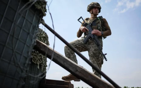 Український військовослужбовець на позиції на лінії фронту під час російського наступу на Україну поблизу Бахмута