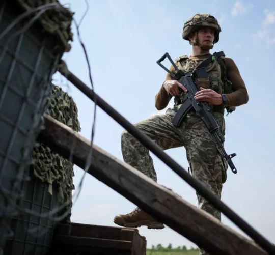 Український військовослужбовець на позиції на лінії фронту під час російського наступу на Україну поблизу Бахмута