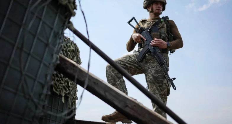 Український військовослужбовець на позиції на лінії фронту під час російського наступу на Україну поблизу Бахмута