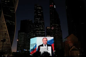 Володимир Путін транслюється на великому екрані під час святкування його дня народження в Москві