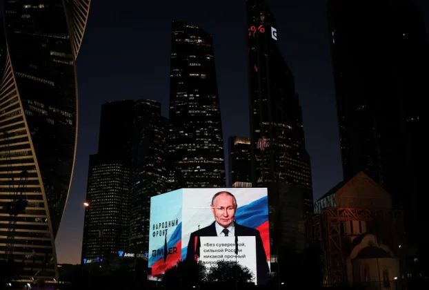 Володимир Путін транслюється на великому екрані під час святкування його дня народження в Москві