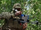 Український військовослужбовець готує дрон з видом від першої особи до нанесення удару