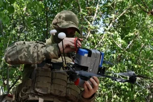 Український військовослужбовець готує дрон з видом від першої особи до нанесення удару