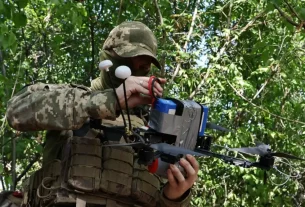 Український військовослужбовець готує дрон з видом від першої особи до нанесення удару