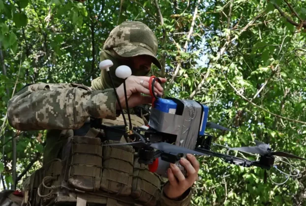 Український військовослужбовець готує дрон з видом від першої особи до нанесення удару