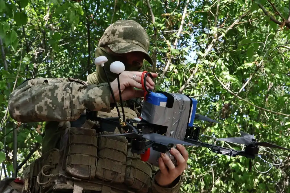 Український військовослужбовець готує дрон з видом від першої особи до нанесення удару