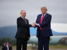 Путін та Трамп вітаються біля літака