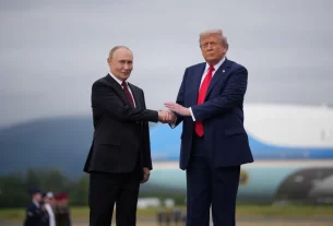 Путін та Трамп вітаються біля літака