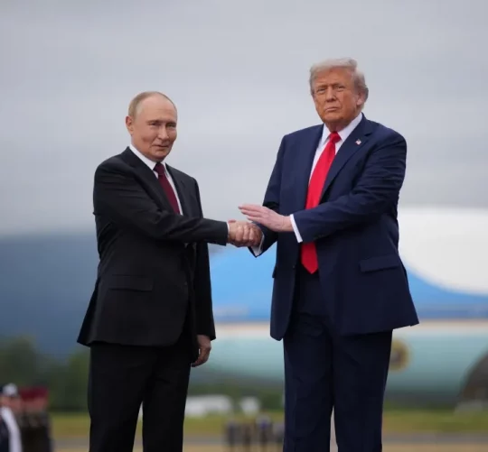 Путін та Трамп вітаються біля літака
