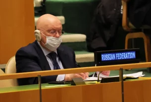 Василь Небензя, постійний представник Росії при Організації Об’єднаних Націй, робить нотатки під час засідання Ради Безпеки ООН у Нью-Йорку