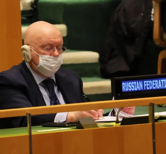 Василь Небензя, постійний представник Росії при Організації Об’єднаних Націй, робить нотатки під час засідання Ради Безпеки ООН у Нью-Йорку