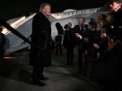Дональд Трамп надає коментарі журналістам біля особистого літака