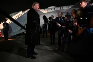 Дональд Трамп надає коментарі журналістам біля особистого літака