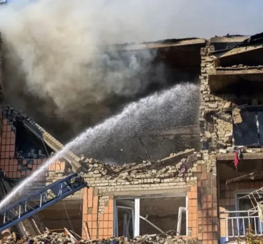 У понеділок, 12 жовтня служби екстреної допомоги відреагували на удар російського безпілотника по житловому будинку в Харкові