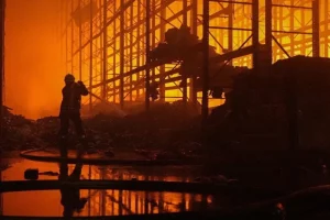 Ліквідація пожежі після удару по енергетиці України