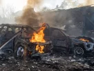 Автомобілі горять після російського удару по житловому району в Харкові в неділю 11 жовтня