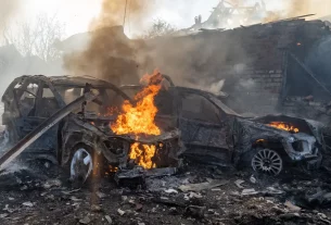 Автомобілі горять після російського удару по житловому району в Харкові в неділю 11 жовтня