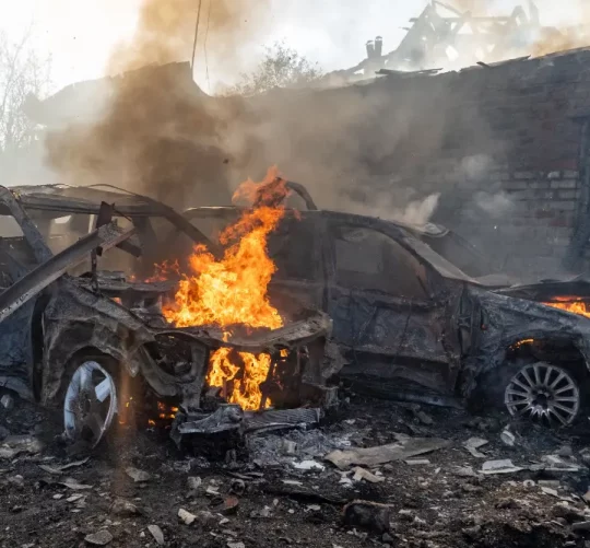 Автомобілі горять після російського удару по житловому району в Харкові в неділю 11 жовтня