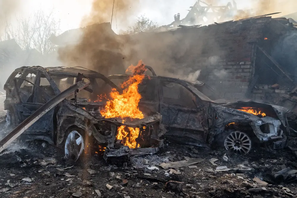 Автомобілі горять після російського удару по житловому району в Харкові в неділю 11 жовтня