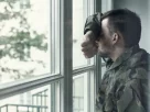 засмучений військовий біля вікна