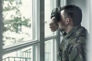 засмучений військовий біля вікна