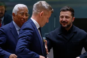 президент України протягує руку Урорському прем'єр міністру Петру Мадяру