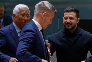 президент України протягує руку Урорському прем'єр міністру Петру Мадяру