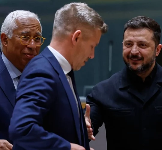 президент України протягує руку Урорському прем'єр міністру Петру Мадяру