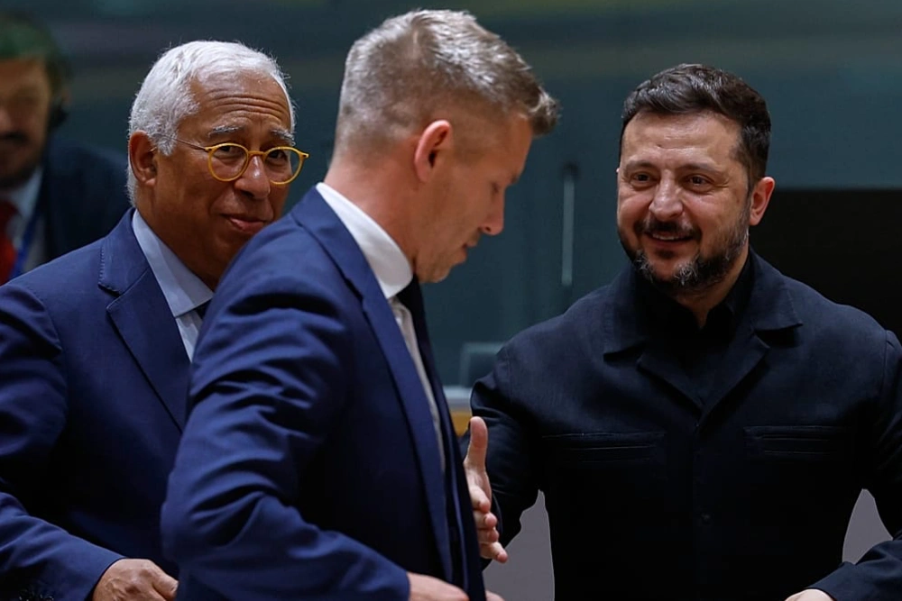 президент України протягує руку Урорському прем'єр міністру Петру Мадяру