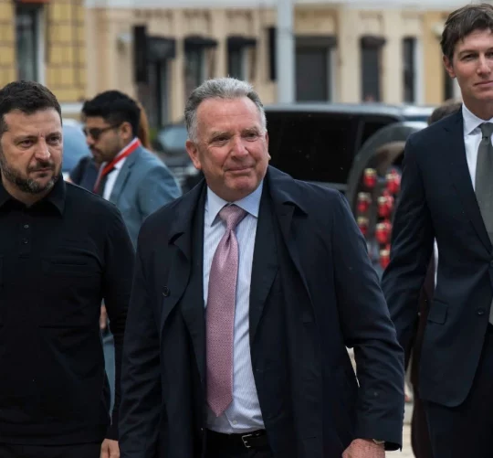 Стів Віткофф (у центрі) та Джаред Кушнер (праворуч) повідомили Володимиру Зеленському, що президент США готовий посилити свою пропозицію щодо забезпечення захисту України