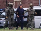 Карлсруе (Німеччина), поліція супроводжує Сергія К. до вертольота після слухання у справі за участю федерального прокурора Німеччини, 28 листопада 2025 року