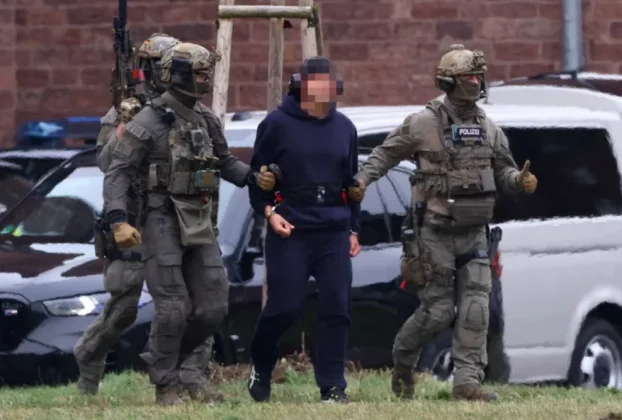 Карлсруе (Німеччина), поліція супроводжує Сергія К. до вертольота після слухання у справі за участю федерального прокурора Німеччини, 28 листопада 2025 року