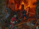У вівторок, 13 жовтня 2026 року, пожежники гасять пожежу, що спалахнула внаслідок російського авіаудару по житловому будинку в Харкові