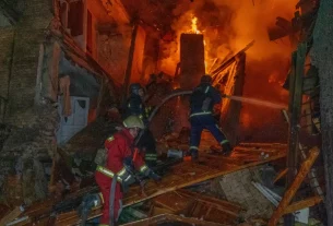 У вівторок, 13 жовтня 2026 року, пожежники гасять пожежу, що спалахнула внаслідок російського авіаудару по житловому будинку в Харкові
