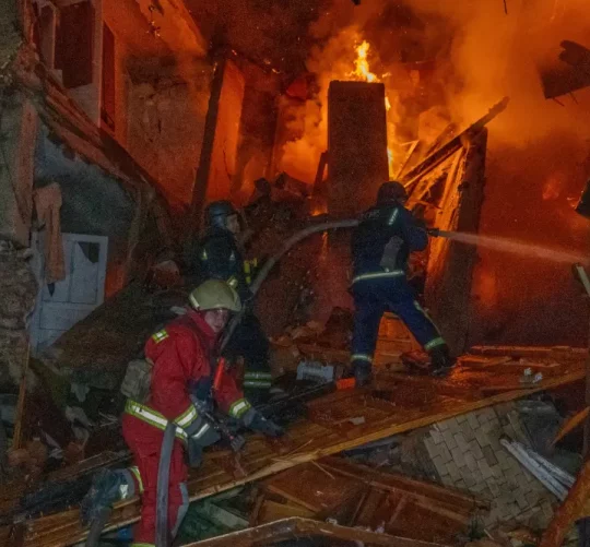 У вівторок, 13 жовтня 2026 року, пожежники гасять пожежу, що спалахнула внаслідок російського авіаудару по житловому будинку в Харкові