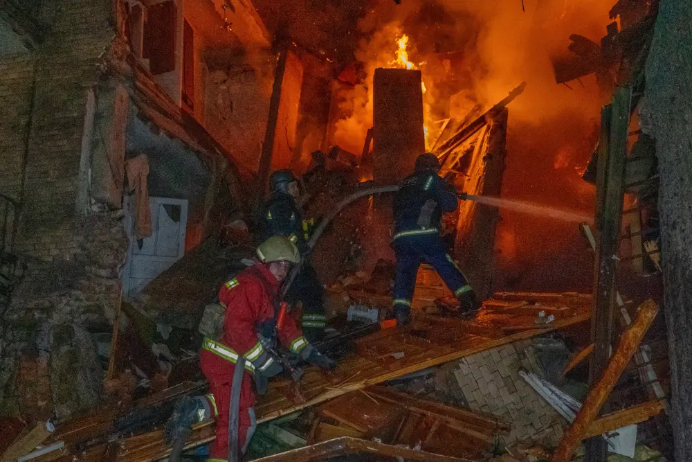 У вівторок, 13 жовтня 2026 року, пожежники гасять пожежу, що спалахнула внаслідок російського авіаудару по житловому будинку в Харкові