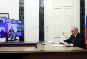Володимир Путін у власному кабінеті проводить онлайн трансляцію