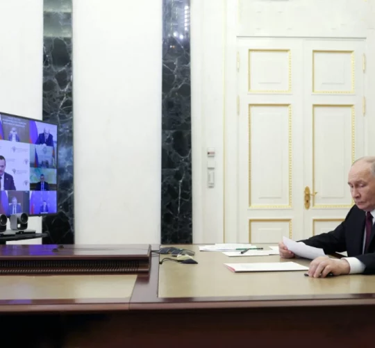 Володимир Путін у власному кабінеті проводить онлайн трансляцію
