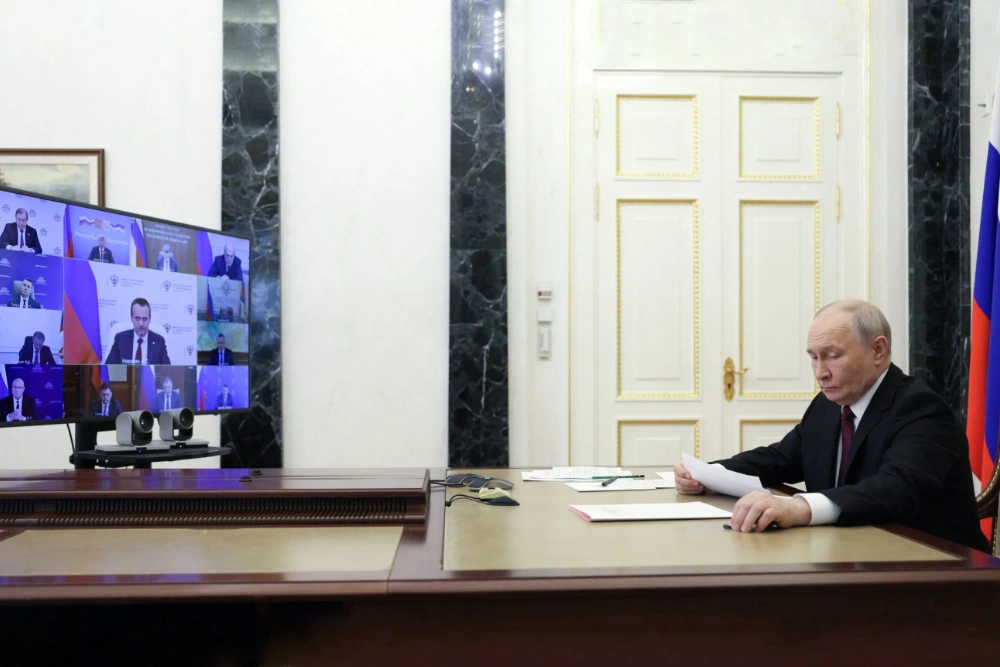 Володимир Путін у власному кабінеті проводить онлайн трансляцію