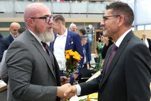 Томас Шульце з «Союзу Сари Вагенкнехт» (BSW) вітає Ганса-Томаса Тільшнайдера з ультраправої партії «Альтернатива для Німеччини» (AfD) після його обрання віце-президентом земельного парламенту Саксонії-Ангальт під час засідання земельного парламенту в Магдебурзі