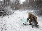 Український солдат відключає свій пристрій Starlink поблизу лінії фронту в районі Кремінної