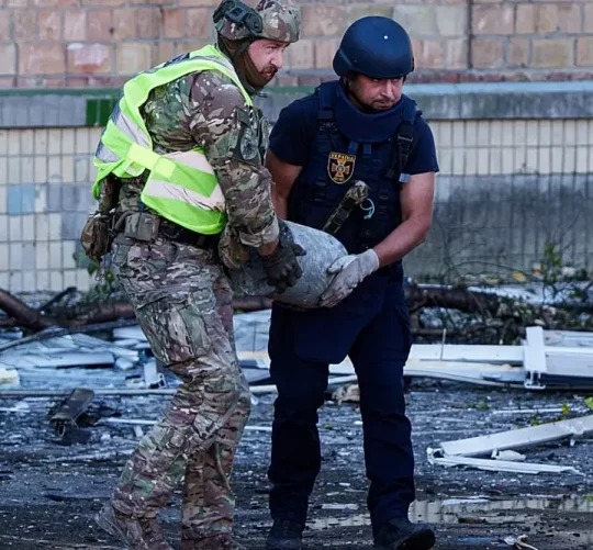 нерозірвана бомба після обстрілу Росією міста Києва