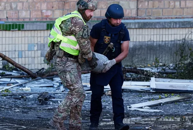 нерозірвана бомба після обстрілу Росією міста Києва