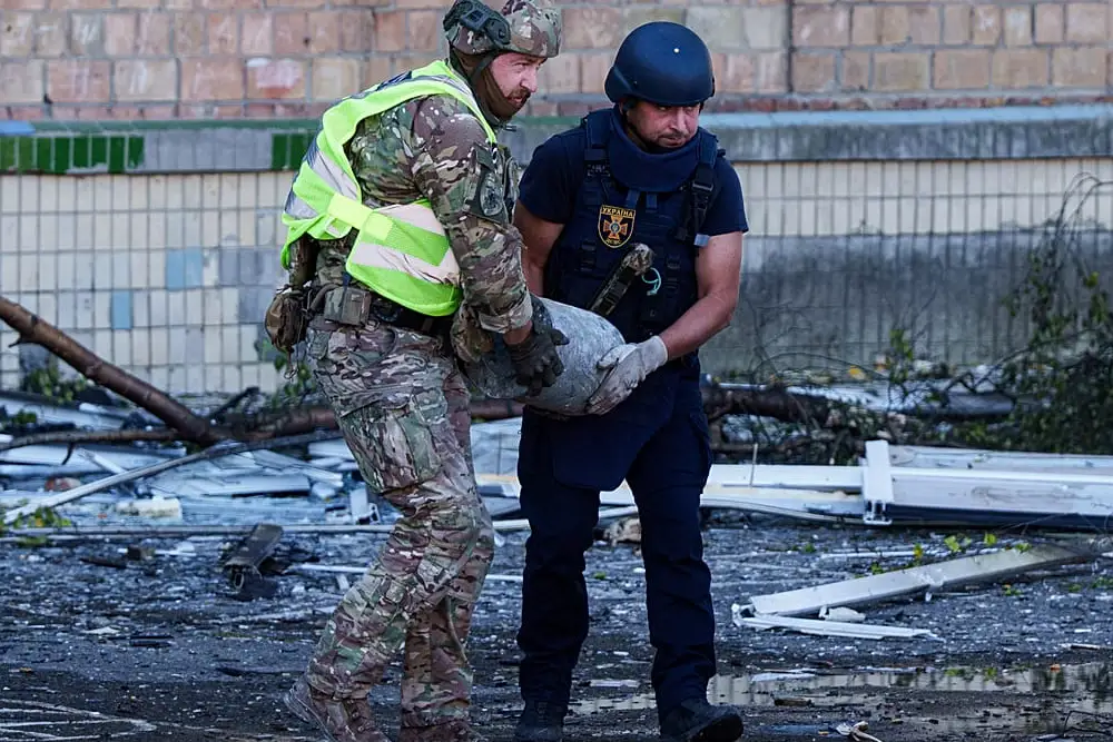 нерозірвана бомба після обстрілу Росією міста Києва