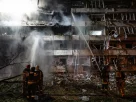 Пожежники на місці вибуху в житловому будинку в Києві в середу