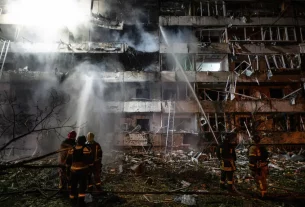 Пожежники на місці вибуху в житловому будинку в Києві в середу