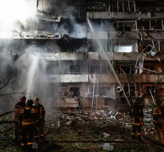 Пожежники на місці вибуху в житловому будинку в Києві в середу
